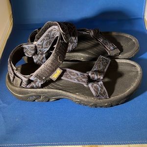 Teva F27017L mens sandal SZ 7 US